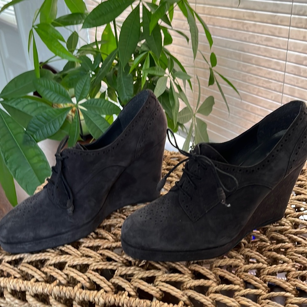 Stuart Weitzman Gray Suede Oxford Tie Wedge US 7.5 M